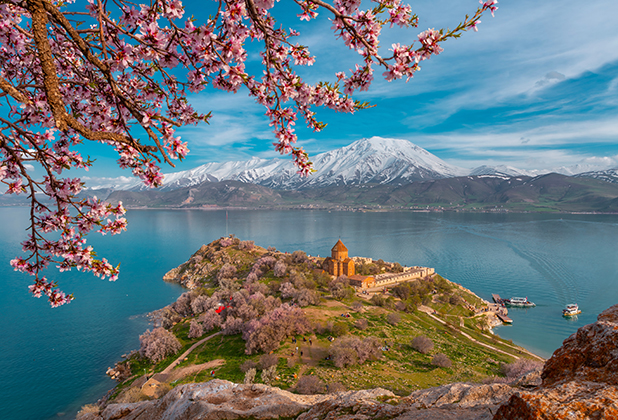 Türkiye’s Must-Visit Lakes for Gulf Travellers This Autumn